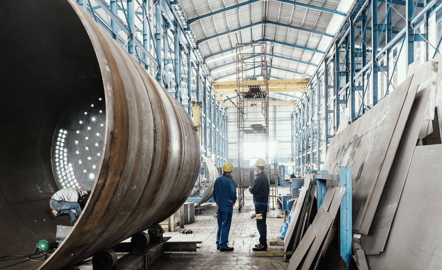 Zwei Männer in einer Industriehalle